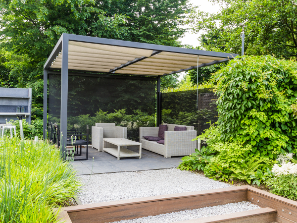 Dit is een foto van een terras dat reparaties nodig heeft. Herstelacties zijn al gestart.